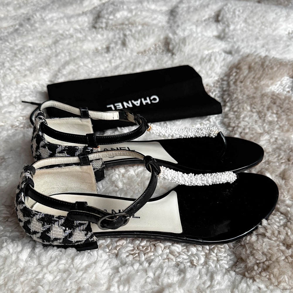 Chanel beaded CC tweed houndstooth thong sandals flats 37.5 black white - Picture 3 of 13